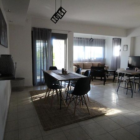 Lovely 2-Bedroom Apartment Atina Dış mekan fotoğraf